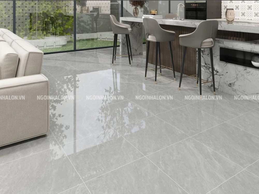 Phòng khách thông bếp lát gạch 50x50 vân đá Prime 60610 bóng kính tăng độ sang trọng và sạch sẽ.